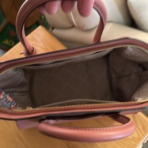 Beautiful Michael Kors Bag, wide opening, hand & Shoulder.